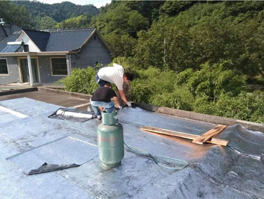 農村平房房頂裂縫漏水如何防水維修呢？